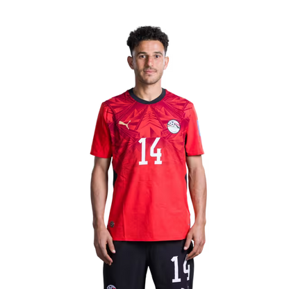 قميص المنتخب المصري لكرة القدم لكأس العالم 2026 (نسخة اللاعبين/نسخة المباريات) — لاعبو الوسط: رقم 8 إمام عاشور، رقم 11 مصطفى زيكو، رقم 14 حمدي فتحي.