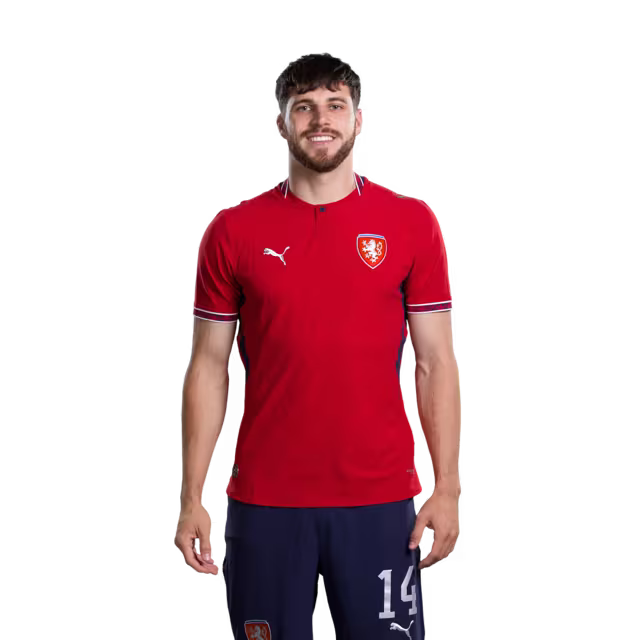 Dres české fotbalové reprezentace na mistrovství světa 2026 (hráčská/zápasová verze) — Obránci: č. 14 David JURÁŠEK, č. 20 Jaroslav ZELENÝ, č. 21 David DOUDERA