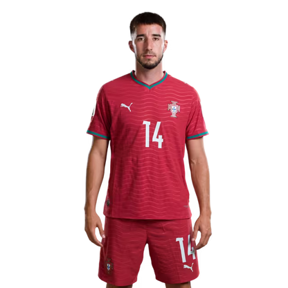 Camisola da Seleção Portuguesa de Futebol para o Mundial 2026 (versão do jogador/versão do jogo) - Defesas: Nº 5 DIOGO DALOT, Nº 13 RENATO VEIGA, Nº 14 GONCALO INACIO