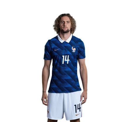 Maillot de l'équipe de France de football pour la Coupe du Monde 2026 (Version joueur/Version match) — Milieux de terrain : n° 14 Adrien RABIOT, n° 18 Warren ZAÏRE-EMERY, n° 24 Rayan CHERKI, n° 25 Maghnes AKLIOUCHE