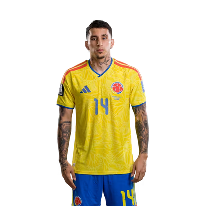 Camiseta de la Selección Nacional de Fútbol de Colombia para el Mundial 2026 (Versión jugador/Versión partido) — Defensas: N.º 13 Yerry MINA, N.º 14 Gustavo PUERTA, N.º 17 Johan MOJICA