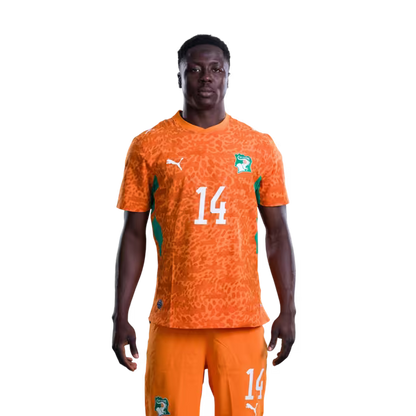 Maillot de l'équipe nationale de Côte d'Ivoire pour la Coupe du Monde 2026 (Version joueur/Version match) — Attaquants : n° 12 Elye WAHI, n° 14 Oumar DIAKITE, n° 15 Amad DIALLO