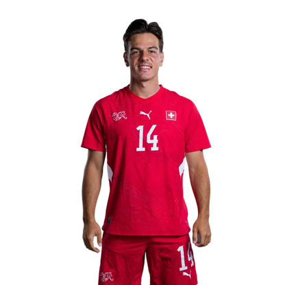 Schweizer Fußballnationalmannschaftstrikot 2026 (Spielerversion/Spielversion) — Mittelfeldspieler: Nr. 10 Granit Xhaka, Nr. 14 Ardon Jashari, Nr. 15 Djibril Sow