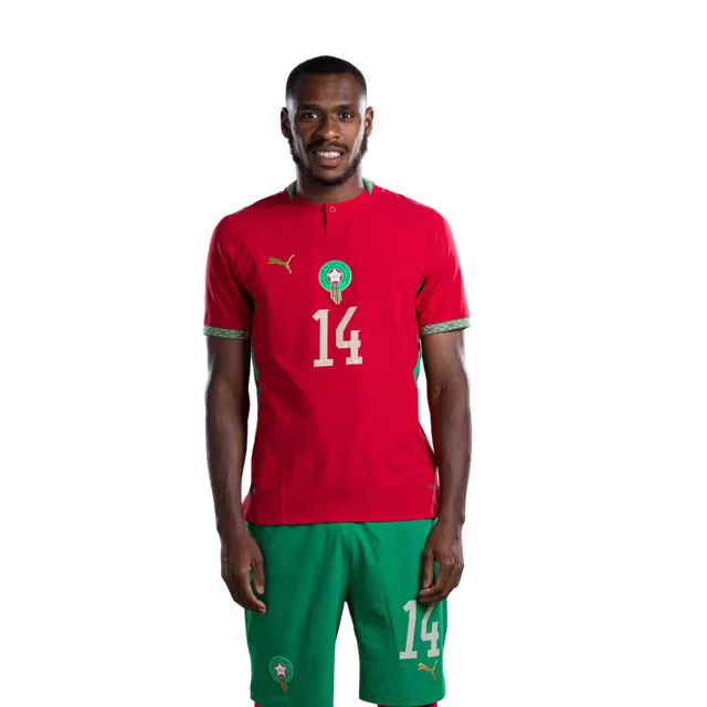 قميص المنتخب المغربي لكرة القدم لكأس العالم 2026 (نسخة اللاعبين/نسخة المباريات) — المدافعون: رقم 13 زكريا الواحدي، رقم 14 عيسى ديوب، رقم 18 شادي رياض.