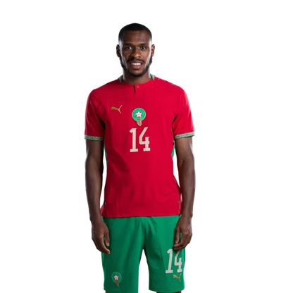 قميص المنتخب المغربي لكرة القدم لكأس العالم 2026 (نسخة اللاعبين/نسخة المباريات) — المدافعون: رقم 13 زكريا الواحدي، رقم 14 عيسى ديوب، رقم 18 شادي رياض.