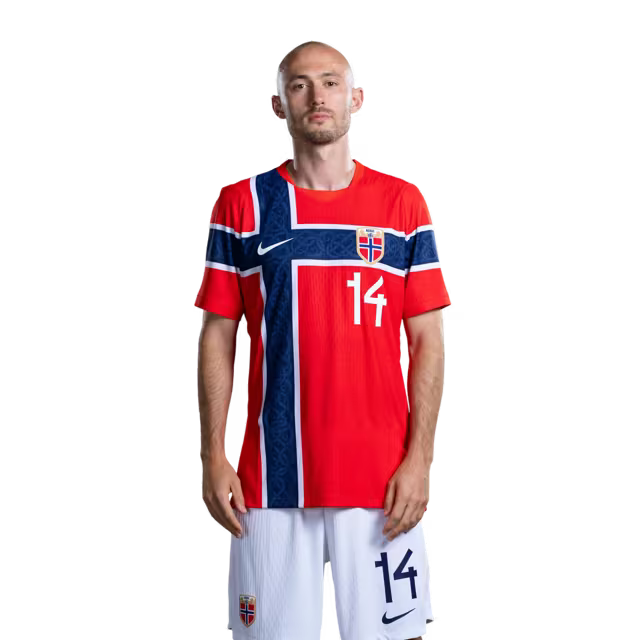 Norges fotballag 2026 VM-drakt (spillerversjon/kampversjon) — Midtbanespillere: nr.10 Martin ODEGAARD, nr.14 Fredrik AURSNES, nr.18 Kristian Thorstvedt
