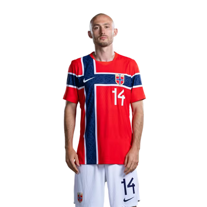 Norges fotballag 2026 VM-drakt (spillerversjon/kampversjon) — Midtbanespillere: nr.10 Martin ODEGAARD, nr.14 Fredrik AURSNES, nr.18 Kristian Thorstvedt