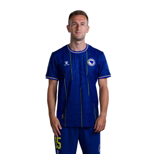 Dres fudbalske reprezentacije Bosne i Hercegovine FIFA Svjetskog prvenstva 2026. (verzija za igrače i verzija utakmice) - Vezni igrači: Br.14 Ivan Šunjić, Br.15 Amar Memić, Br.16 Amir Hadžiahmetović