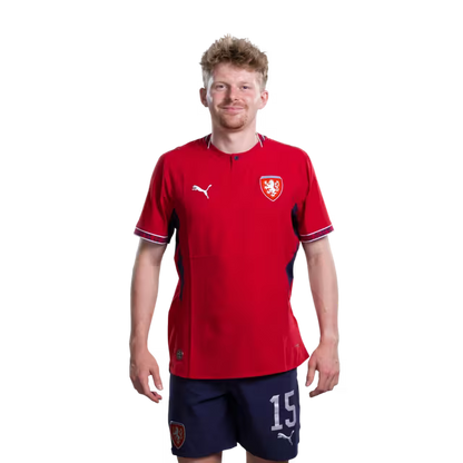 Dres české fotbalové reprezentace pro mistrovství světa 2026 (hráčská/zápasová verze) — Útočníci: č. 13 Mojmír CHYTIL, č. 15 Pavel ŠULC, č. 19 Tomáš CHORY, č. 26 Denis VIŠINSKÝ