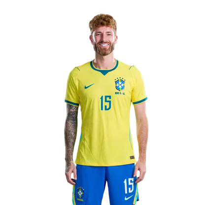 Camisa da Seleção Brasileira para a Copa do Mundo de 2026 (Versão Jogador/Versão de Jogo) — Defensores: Nº 13 DANILO, Nº 14 BREMER, Nº 15 LEO PEREIRA