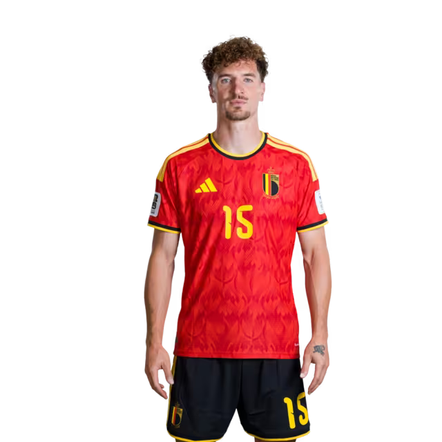 Belgisch nationaal voetbalelftal – WK 2026-shirt (spelersversie/wedstrijdversie) — Verdedigers: nr. 5 Maxim DE CUYPER, nr. 15 Thomas MEUNIER, nr. 16 Koni DE WINTER