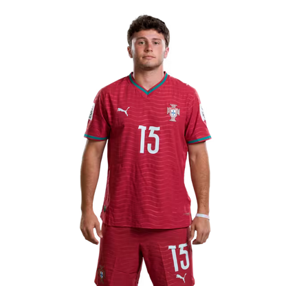 Camisola da Seleção Portuguesa de Futebol para o Mundial 2026 (versão do jogador/versão do jogo) — Médios: Nº 15 JOAO NEVES, Nº 21 RUBEN NEVES, Nº 23 VITINHA