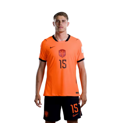 Nederlands elftal WK-shirt 2026 (spelersversie/wedstrijdversie) — Verdedigers: nr. 6 Jan Paul VAN HECKE, nr. 12 Mats WIEFFER, nr. 15 Micky VAN DE VEN