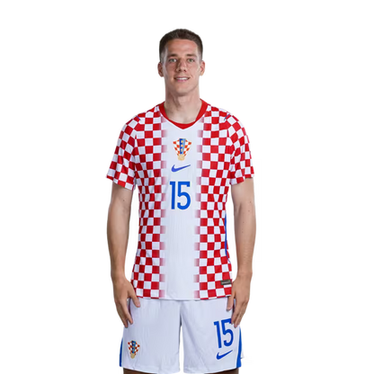 Dres hrvatske nogometne reprezentacije za Svjetsko prvenstvo 2026. (verzija za igrača/verzija za utakmicu) — Veznjaci: Br. 13 Nikola VLASIĆ, Br. 15 Mario PASALIĆ, Br. 16 Martin BATURINA