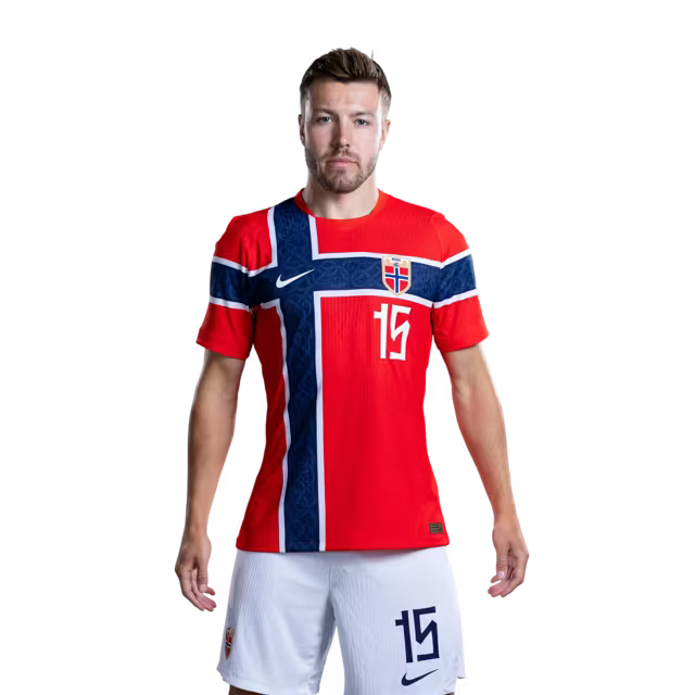 Norges landslag i fotball VM 2026-drakt (spillerversjon/kampversjon) — Forsvarere: Nr. 15 Fredrik Andre BJØRKAN, nr. 16 Marcus HOLMGREN PEDERSEN, nr. 17 Torbjørn HEGGEM