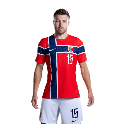Norges landslag i fotball VM 2026-drakt (spillerversjon/kampversjon) — Forsvarere: Nr. 15 Fredrik Andre BJØRKAN, nr. 16 Marcus HOLMGREN PEDERSEN, nr. 17 Torbjørn HEGGEM