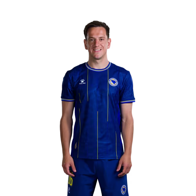 Dres fudbalske reprezentacije Bosne i Hercegovine FIFA Svjetskog prvenstva 2026. (verzija za igrače i verzija utakmice) - Vezni igrači: Br.14 Ivan Šunjić, Br.15 Amar Memić, Br.16 Amir Hadžiahmetović