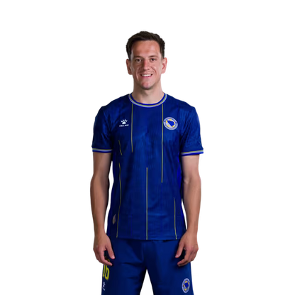 Dres fudbalske reprezentacije Bosne i Hercegovine FIFA Svjetskog prvenstva 2026. (verzija za igrače i verzija utakmice) - Vezni igrači: Br.14 Ivan Šunjić, Br.15 Amar Memić, Br.16 Amir Hadžiahmetović