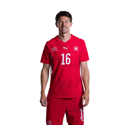 Schweizer Fußballnationalmannschaftstrikot 2026 (Spielerversion/Spielversion) — Stürmer: Nr. 7 Breel Embolo, Nr. 11 Dan Ndoye, Nr. 16 Christian Fassnacht