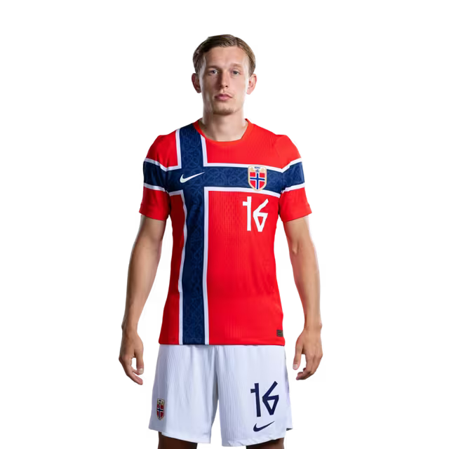 Norges landslag i fotball VM 2026-drakt (spillerversjon/kampversjon) — Forsvarere: Nr. 15 Fredrik Andre BJØRKAN, nr. 16 Marcus HOLMGREN PEDERSEN, nr. 17 Torbjørn HEGGEM