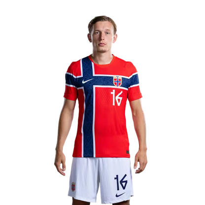 Norges landslag i fotball VM 2026-drakt (spillerversjon/kampversjon) — Forsvarere: Nr. 15 Fredrik Andre BJØRKAN, nr. 16 Marcus HOLMGREN PEDERSEN, nr. 17 Torbjørn HEGGEM