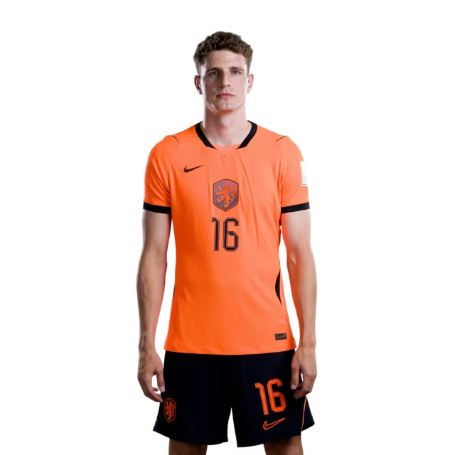 Nederlands voetbalelftal WK 2026-shirt (spelersversie/wedstrijdversie) — Middenvelders: nr. 14 Tijjani REIJNDERS, nr. 16 Guus TIL, nr. 20 Teun KOOPMEINERS
