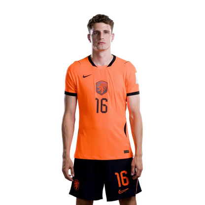 Nederlands voetbalelftal WK 2026-shirt (spelersversie/wedstrijdversie) — Middenvelders: nr. 14 Tijjani REIJNDERS, nr. 16 Guus TIL, nr. 20 Teun KOOPMEINERS