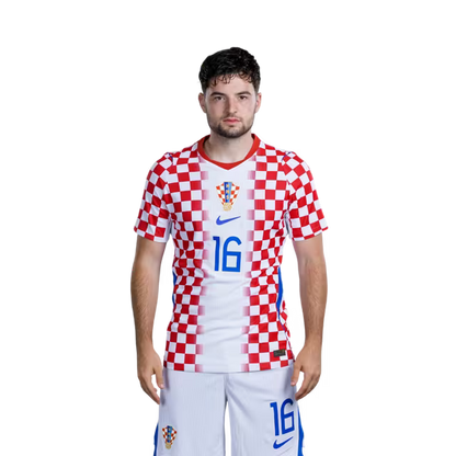 Dres hrvatske nogometne reprezentacije za Svjetsko prvenstvo 2026. (verzija za igrača/verzija za utakmicu) — Veznjaci: Br. 13 Nikola VLASIĆ, Br. 15 Mario PASALIĆ, Br. 16 Martin BATURINA