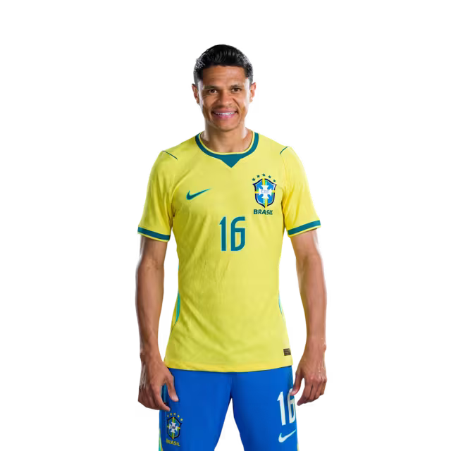 Camisa da Seleção Brasileira para a Copa do Mundo de 2026 (Versão Jogador/Versão de Jogo) — Defensores: Nº 16 DOUGLAS SANTOS, Nº 24 ROGER IBANEZ