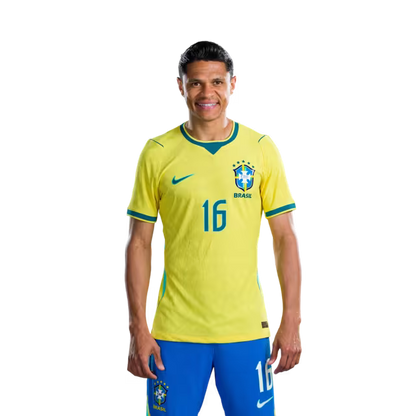 Camisa da Seleção Brasileira para a Copa do Mundo de 2026 (Versão Jogador/Versão de Jogo) — Defensores: Nº 16 DOUGLAS SANTOS, Nº 24 ROGER IBANEZ