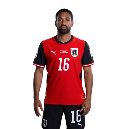 Österreichisches Nationalmannschaftstrikot für die WM 2026 (Spielerversion/Match-Version) – Abwehrspieler: Nr. 8 David Alaba, Nr. 15 Philipp Lienhart, Nr. 16 Phillip Mwene