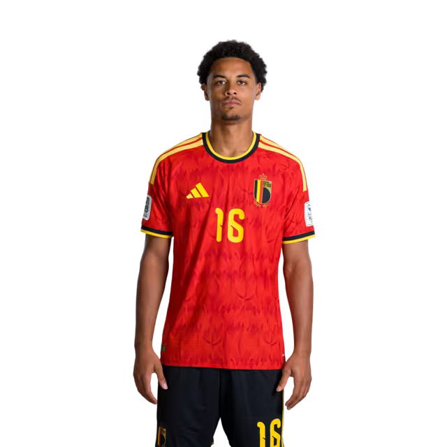 Belgisch nationaal voetbalelftal – WK 2026-shirt (spelersversie/wedstrijdversie) — Verdedigers: nr. 5 Maxim DE CUYPER, nr. 15 Thomas MEUNIER, nr. 16 Koni DE WINTER