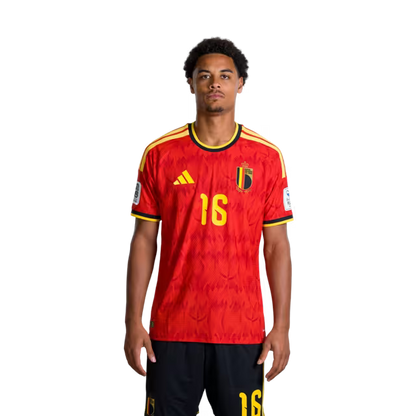 Belgisch nationaal voetbalelftal – WK 2026-shirt (spelersversie/wedstrijdversie) — Verdedigers: nr. 5 Maxim DE CUYPER, nr. 15 Thomas MEUNIER, nr. 16 Koni DE WINTER