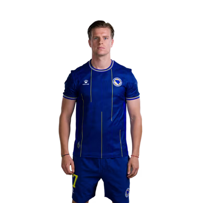 Dres fudbalske reprezentacije Bosne i Hercegovine za Svjetsko prvenstvo u fudbalu 2026. (verzija za igrače i verzija za utakmice) - Vezisti: Br. 17 Dženis BURNIĆ, Br. 26 Ermin MAHMIĆ