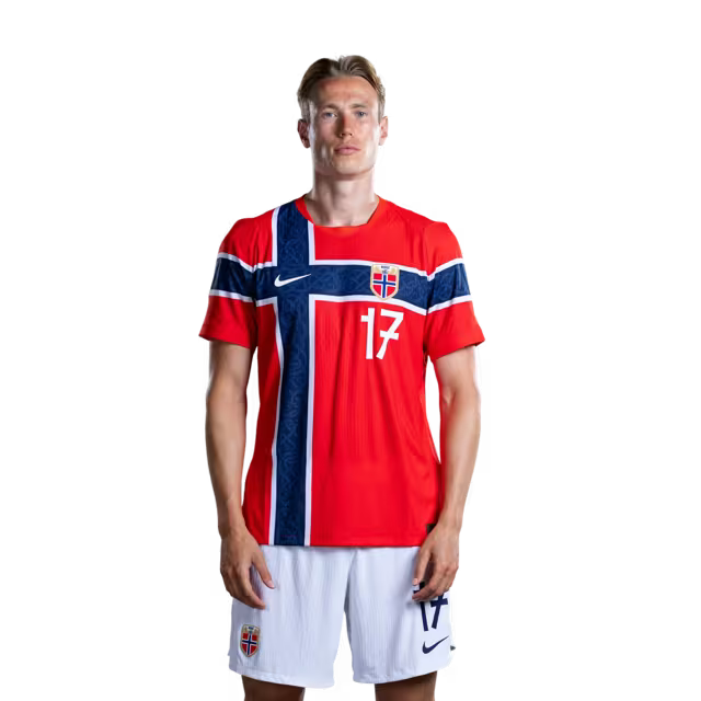 Norges landslag i fotball VM 2026-drakt (spillerversjon/kampversjon) — Forsvarere: Nr. 15 Fredrik Andre BJØRKAN, nr. 16 Marcus HOLMGREN PEDERSEN, nr. 17 Torbjørn HEGGEM