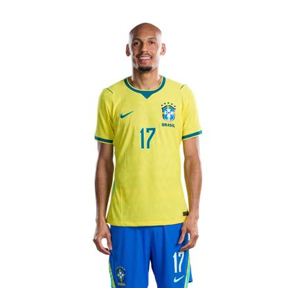 Camisa da Seleção Brasileira para a Copa do Mundo de 2026 (Versão Jogador/Versão de Jogo) — Meio-campistas: Nº 17 FABINHO, Nº 18 DANILO SANTOS, Nº 20 LUCAS PAQUETÁ