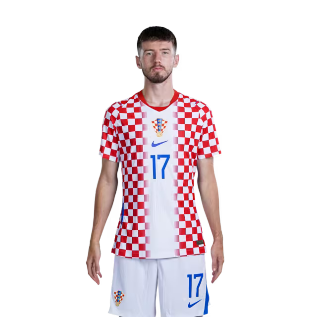 Dres hrvatske nogometne reprezentacije za Svjetsko prvenstvo 2026. (verzija za igrača/verzija za utakmicu) — Veznjaci: Br. 17 Petar SUCIĆ, Br. 19 Toni FRUK, Br. 21 Luka SUCIĆ