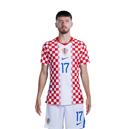 Dres hrvatske nogometne reprezentacije za Svjetsko prvenstvo 2026. (verzija za igrača/verzija za utakmicu) — Veznjaci: Br. 17 Petar SUCIĆ, Br. 19 Toni FRUK, Br. 21 Luka SUCIĆ