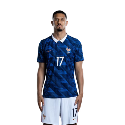Maillot de l'équipe de France de football pour la Coupe du Monde 2026 (Version joueur/Version match) — Défenseurs : n° 5 Jules KOUNDÉ, n° 15 Ibrahima KONATÉ, n° 17 William SALIBA