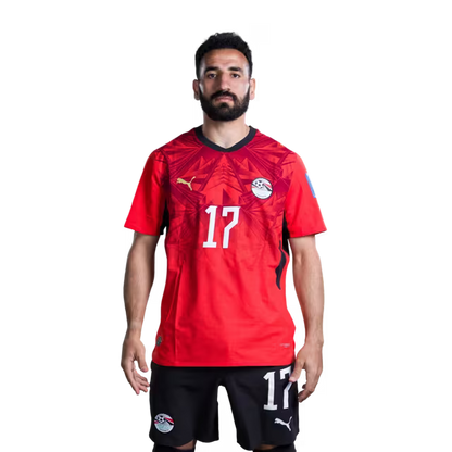 قميص المنتخب المصري لكرة القدم لكأس العالم 2026 (نسخة اللاعبين/نسخة المباريات) — لاعبو الوسط: رقم 17 مهند لاشين، رقم 18 نبيل دونجا، رقم 19 مروان عطية، رقم 21 محمود صابر.