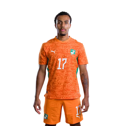 Maillot de l'équipe nationale de Côte d'Ivoire pour la Coupe du Monde 2026 (Version joueur/Version match) — Défenseurs : n° 7 Odilon Kossounou, n° 3 Christopher Operari, n° 17 Guela Doue