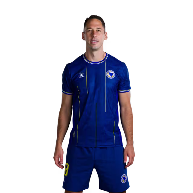 Dres Bosne i Hercegovine za Svjetsko prvenstvo 2026. - Verzija za igrače - Verzija za utakmicu - Odbrambeni igrači: Br. 5 Sead KOLASINAC, Br. 7 Amar DEDIĆ, Br. 18 Nikola KATIĆ