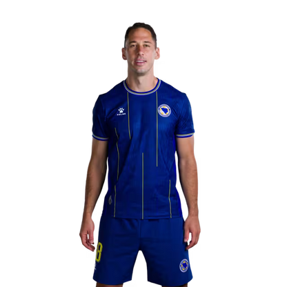 Dres Bosne i Hercegovine za Svjetsko prvenstvo 2026. - Verzija za igrače - Verzija za utakmicu - Odbrambeni igrači: Br. 5 Sead KOLASINAC, Br. 7 Amar DEDIĆ, Br. 18 Nikola KATIĆ