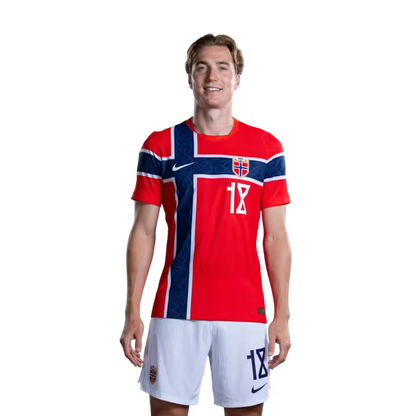 Norges fotballag 2026 VM-drakt (spillerversjon/kampversjon) — Midtbanespillere: nr.10 Martin ODEGAARD, nr.14 Fredrik AURSNES, nr.18 Kristian Thorstvedt