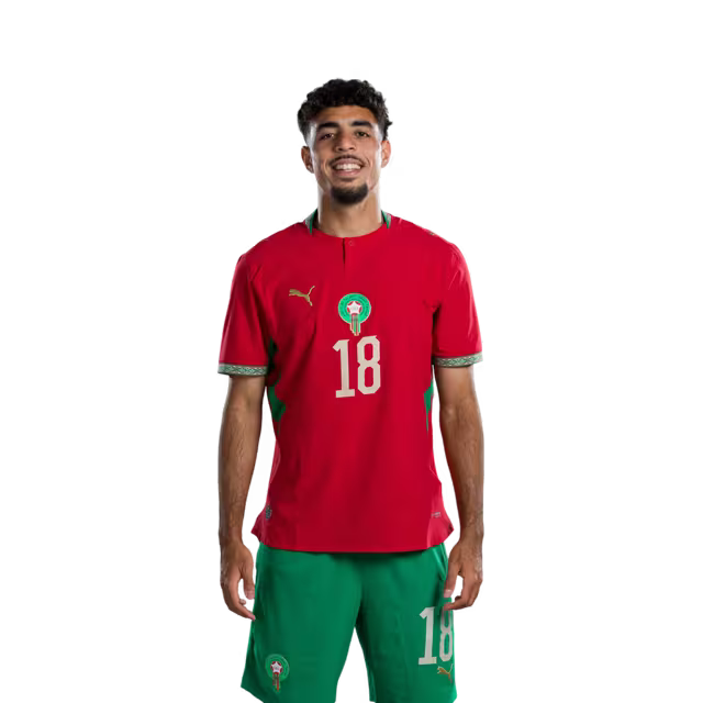 قميص المنتخب المغربي لكرة القدم لكأس العالم 2026 (نسخة اللاعبين/نسخة المباريات) — المدافعون: رقم 13 زكريا الواحدي، رقم 14 عيسى ديوب، رقم 18 شادي رياض.