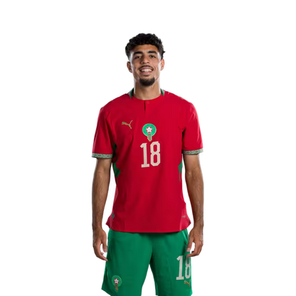 قميص المنتخب المغربي لكرة القدم لكأس العالم 2026 (نسخة اللاعبين/نسخة المباريات) — المدافعون: رقم 13 زكريا الواحدي، رقم 14 عيسى ديوب، رقم 18 شادي رياض.