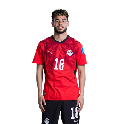 قميص المنتخب المصري لكرة القدم لكأس العالم 2026 (نسخة اللاعبين/نسخة المباريات) — لاعبو الوسط: رقم 17 مهند لاشين، رقم 18 نبيل دونجا، رقم 19 مروان عطية، رقم 21 محمود صابر.