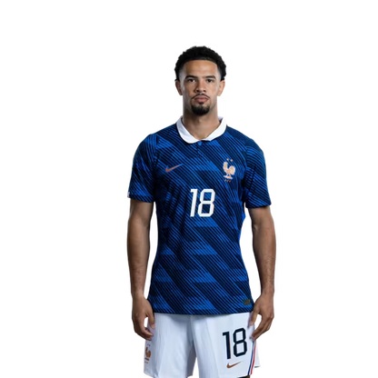 Maillot de l'équipe de France de football pour la Coupe du Monde 2026 (Version joueur/Version match) — Milieux de terrain : n° 14 Adrien RABIOT, n° 18 Warren ZAÏRE-EMERY, n° 24 Rayan CHERKI, n° 25 Maghnes AKLIOUCHE