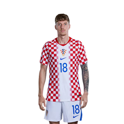 Dres hrvatske nogometne reprezentacije za Svjetsko prvenstvo 2026. (verzija za igrača/verzija za utakmicu) — Obrambeni igrači: Br. 5 Duje CALETA-CAR, Br. 6 Josip ŠUTALO, Br. 18 Kristijan JAKIĆ