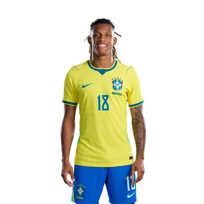 Camisa da Seleção Brasileira para a Copa do Mundo de 2026 (Versão Jogador/Versão de Jogo) — Meio-campistas: Nº 17 FABINHO, Nº 18 DANILO SANTOS, Nº 20 LUCAS PAQUETÁ
